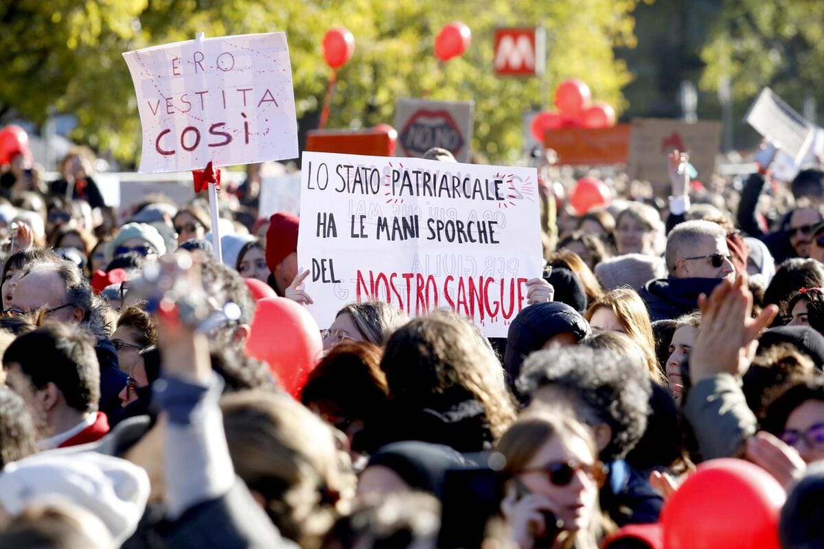 Manifestazione "Il patriarcato uccide" in Largo Beltrami a Milano, 25 novembre 2023 (Ansa)