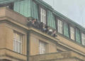 Studenti dell'università si riparano su un cornice in fuga dall'attentatore David Kozak, Praga, 21 dicembre 2023
