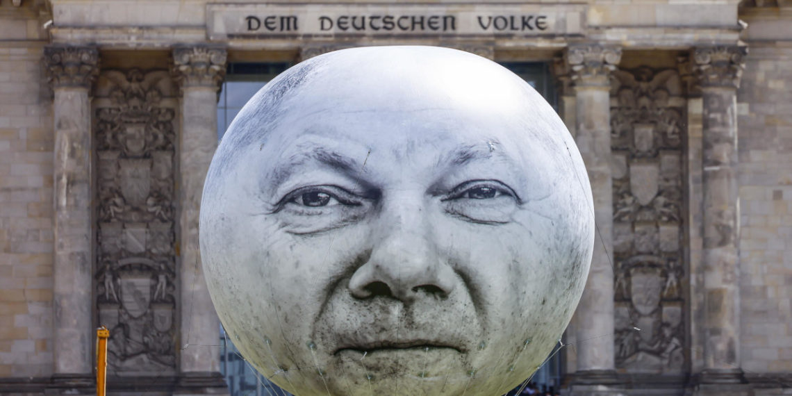 Protesta davanti al Reichstag a Berlino nel luglio scorso contro il cancelliere Olaf Scholz per il taglio dei fondi per gli aiuti internazionali previsto nel bilancio federale