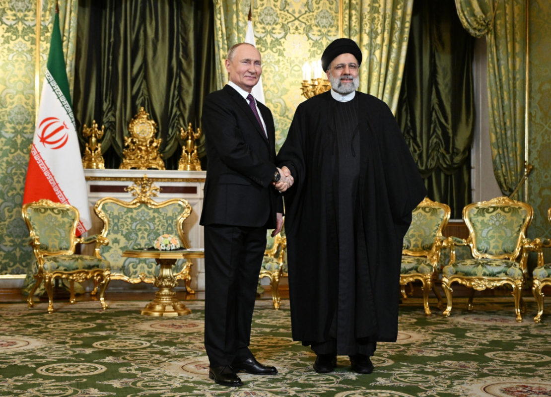 Il presidente iraniano Ebrahim Raisi al Cremlino con Vladimir Putin, 7 dicembre 2023