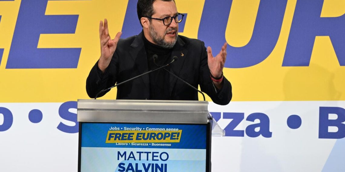 Il Ministro dei Trasporti e delle Infrastrutture, Matteo Salvini, durante il suo intervento sul palco del convegno Free Europe alla Fortezza da Basso di Firenze, 23 ottobre 2023 (ansa)