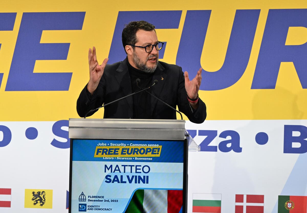 Il Ministro dei Trasporti e delle Infrastrutture, Matteo Salvini, durante il suo intervento sul palco del convegno Free Europe alla Fortezza da Basso di Firenze, 23 ottobre 2023 (ansa)