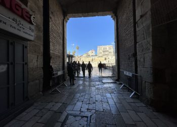 Il suk di Gerusalemme è deserto. Ci sono solo i presidi della polizia israeliana (foto Tempi)
