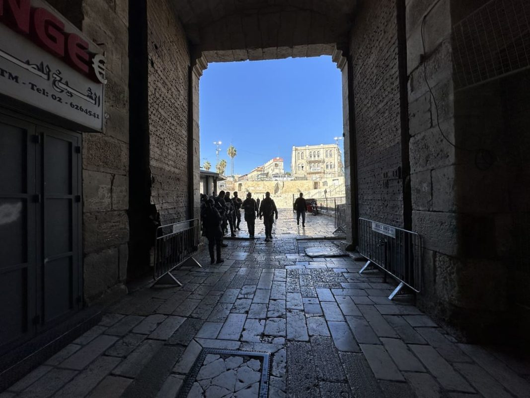 Il suk di Gerusalemme è deserto. Ci sono solo i presidi della polizia israeliana (foto Tempi)