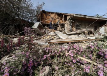 Un uomo al lavoro tra le macerie di una casa bombardata dai russi a Bilenke, nella regione di Zaporizhzhia, Ucraina, 7 ottobre 2023 (Ansa)