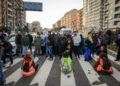Attivisti di Ultima Generazione bloccano il traffico in entrata a Milano in piazza Bologna, Milano, 13 novembre 2023 (Ansa)
