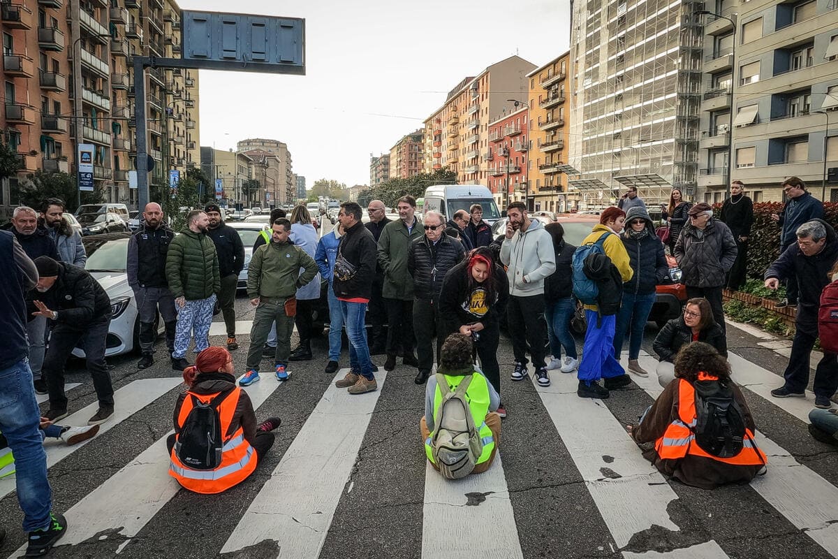 Attivisti di Ultima Generazione bloccano il traffico in entrata a Milano in piazza Bologna, Milano, 13 novembre 2023 (Ansa)