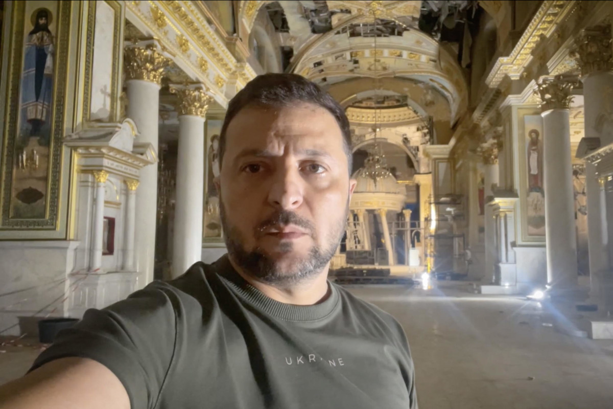 Il presidente ucraino Volodymyr Zelensky nella cattedrale della Trasfigurazione di Odessa danneggiata dai bombardamenti russi, 27 luglio 2023