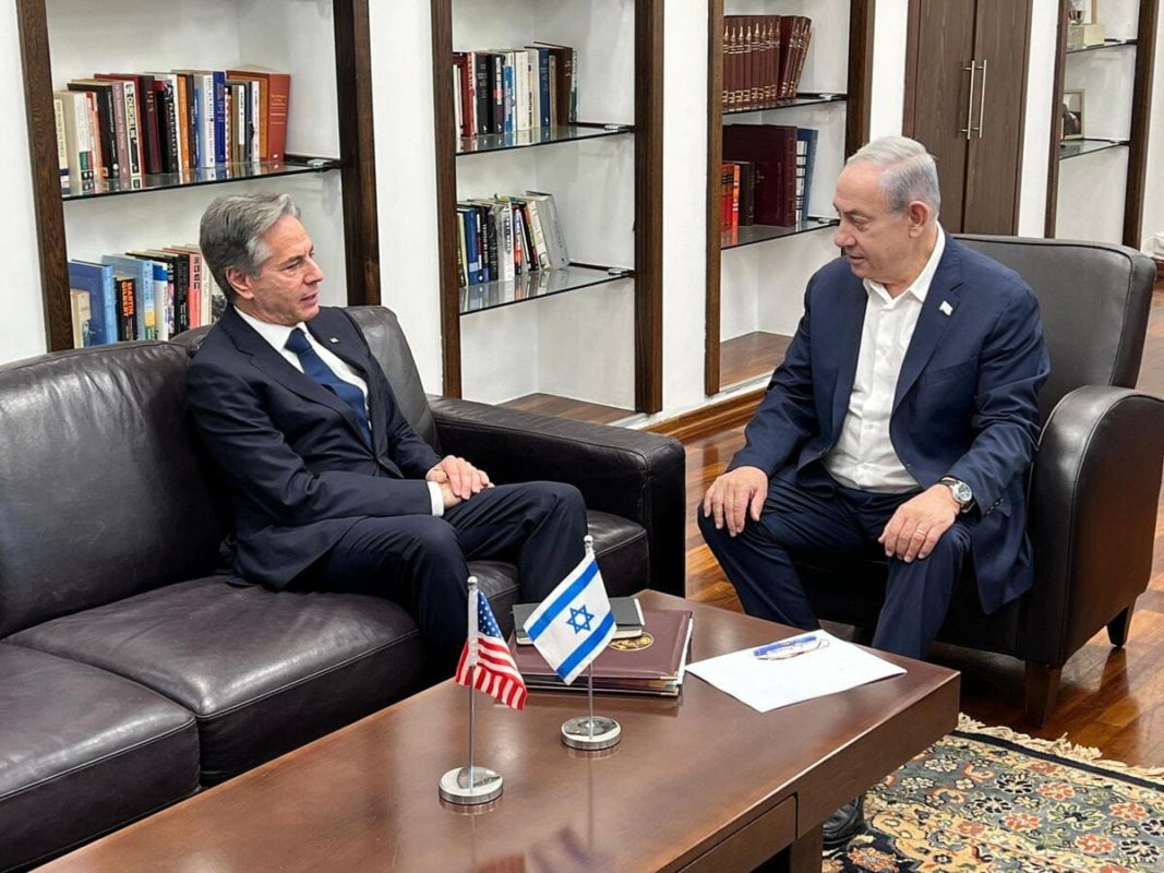 Il segretario di Stato statunitense Antony Blinken con il premier israeliano in un incontro a Tel Aviv, Israele, 12 ottobre 2023 (Ansa)