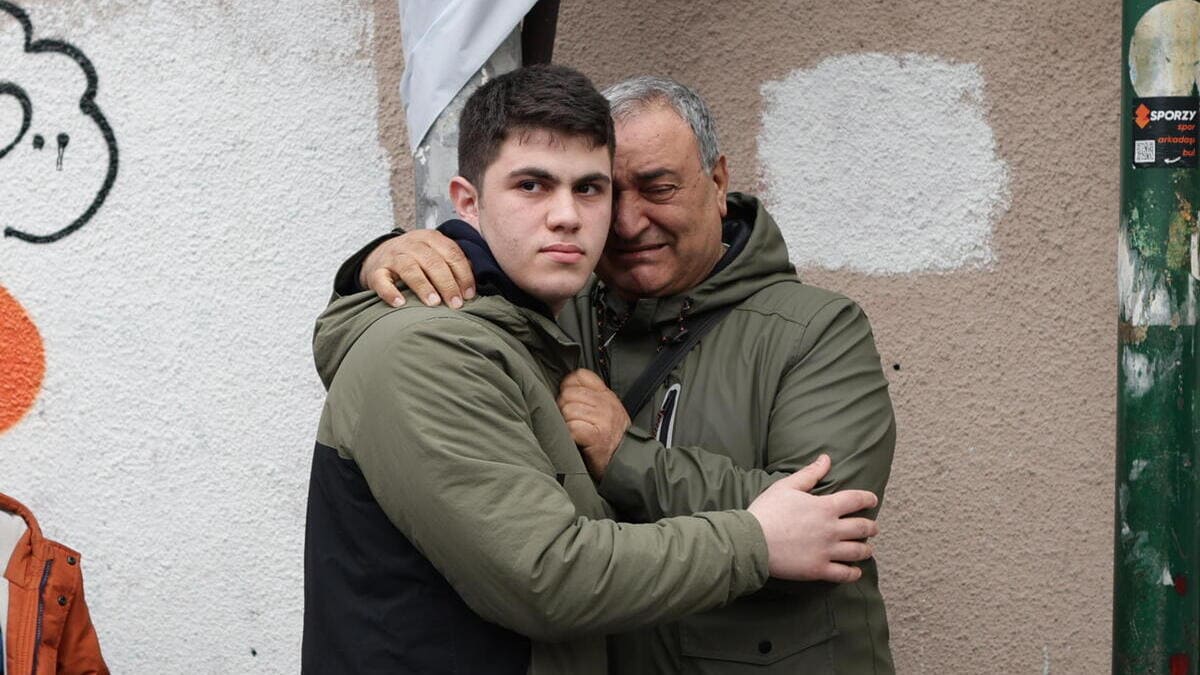 Lo zio e il cugino di Tuncer Murat Cihan in lacrime. Il musulmano di 52 anni «voleva farsi battezzare» (Ansa)