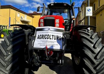 La protesta di agricoltori e imprenditori agricoli dell'Irpinia che, contestando le politiche agricole dell'Ue , hanno portato in corteo oltre cento trattori che si sono concentrati nell'area industriale di Flumeri, 29 gennaio 2024 (Ansa)