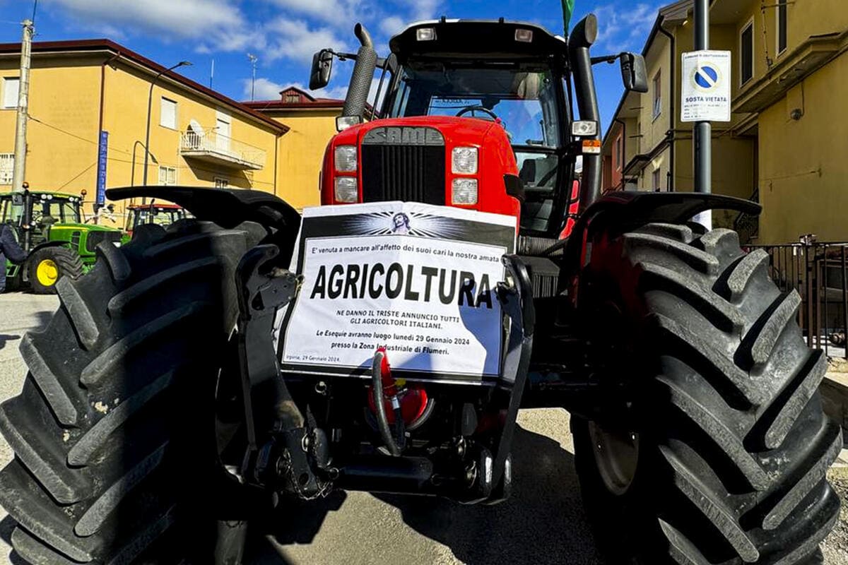 La protesta di agricoltori e imprenditori agricoli dell'Irpinia che, contestando le politiche agricole dell'Ue , hanno portato in corteo oltre cento trattori che si sono concentrati nell'area industriale di Flumeri, 29 gennaio 2024 (Ansa)