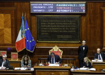 Il tabellone con il risultato finale del voto sul Ddl autonomia differenziata nell'aula del Senato, Roma, 23 gennaio 2024 (Ansa)