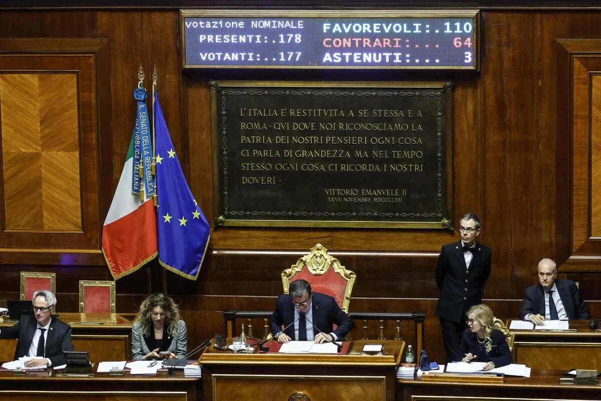 Il tabellone con il risultato finale del voto sul Ddl autonomia differenziata nell'aula del Senato, Roma, 23 gennaio 2024 (Ansa)