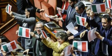 Senatori del Pd protestano esponendo il tricolore durante le dichiarazioni di voto sul Ddl autonomia differenziata, Senato, Roma, 23 gennaio 2024 (Ansa)