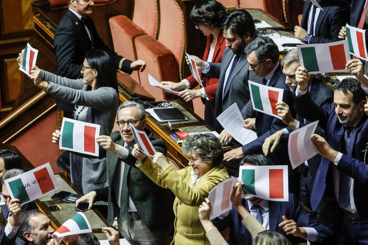 Senatori del Pd protestano esponendo il tricolore durante le dichiarazioni di voto sul Ddl autonomia differenziata, Senato, Roma, 23 gennaio 2024 (Ansa)