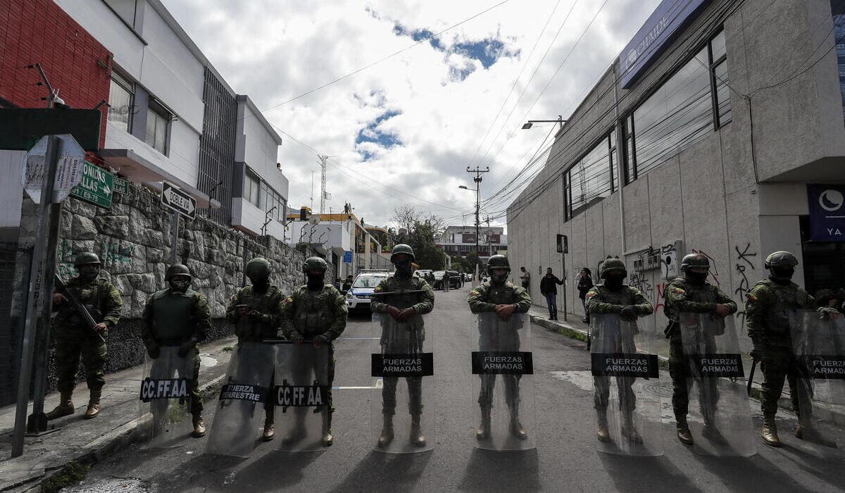 Ecuador, dopo l'attacco in diretta alla tv "Tc", il governo Noboa ha decretato il «conflitto interno» e schierato l'esercito per «neutralizzare» 22 gruppi criminali