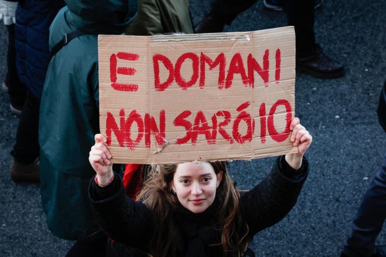 Una banalità ci seppellirà