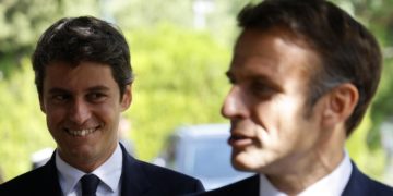 Alle spalle di Emmanuel Macron, il nuovo premier della Francia, Gabriel Attal