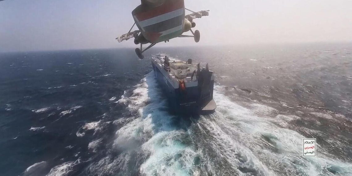 Un elicottero guidato dagli Houthi sorvola la nave mercantile Galaxy Leader nel Mar Rosso al largo della costa di Hodeidah, Yemen, 19 novembre 2023 (Ansa)