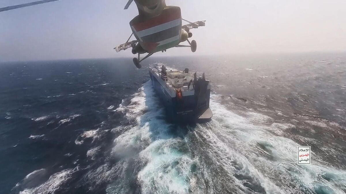 Un elicottero guidato dagli Houthi sorvola la nave mercantile Galaxy Leader nel Mar Rosso al largo della costa di Hodeidah, Yemen, 19 novembre 2023 (Ansa)