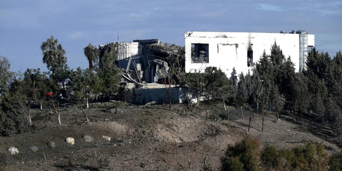 La casa distrutta dell'uomo d'affari curdo iracheno Peshraw Dizayee, ucciso insieme ad altri membri della sua famiglia, in un attacco missilistico notturno contro la città di Erbil, Iraq, il 16 gennaio 2024 (Ansa)
