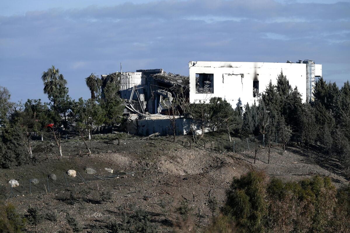 La casa distrutta dell'uomo d'affari curdo iracheno Peshraw Dizayee, ucciso insieme ad altri membri della sua famiglia, in un attacco missilistico notturno contro la città di Erbil, Iraq, il 16 gennaio 2024 (Ansa)