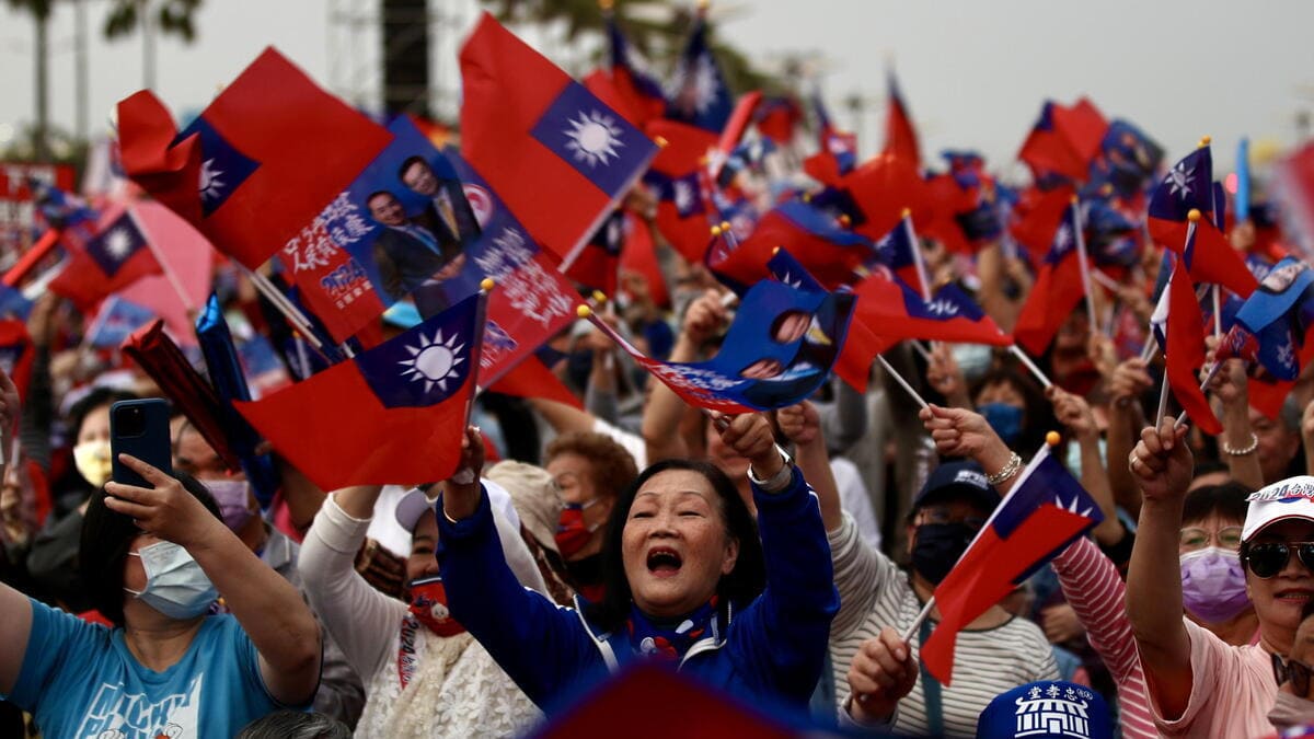 Elettori del Kuomintang al comizio conclusivo della campagna elettorale a Taiwan del candidato Hou Yu-ih