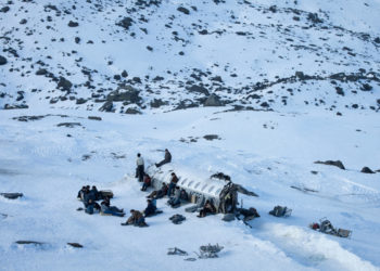 Fotogramma del film “La società della neve” di Juan Antonio Bayona