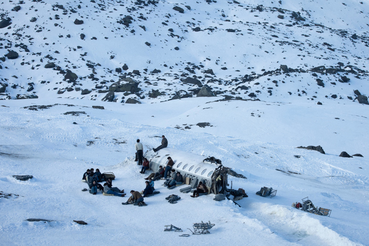 Fotogramma del film “La società della neve” di Juan Antonio Bayona