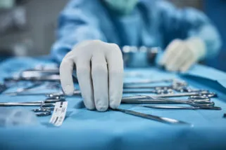 La sanità pubblica deve curare. Non accompagnare alla morte