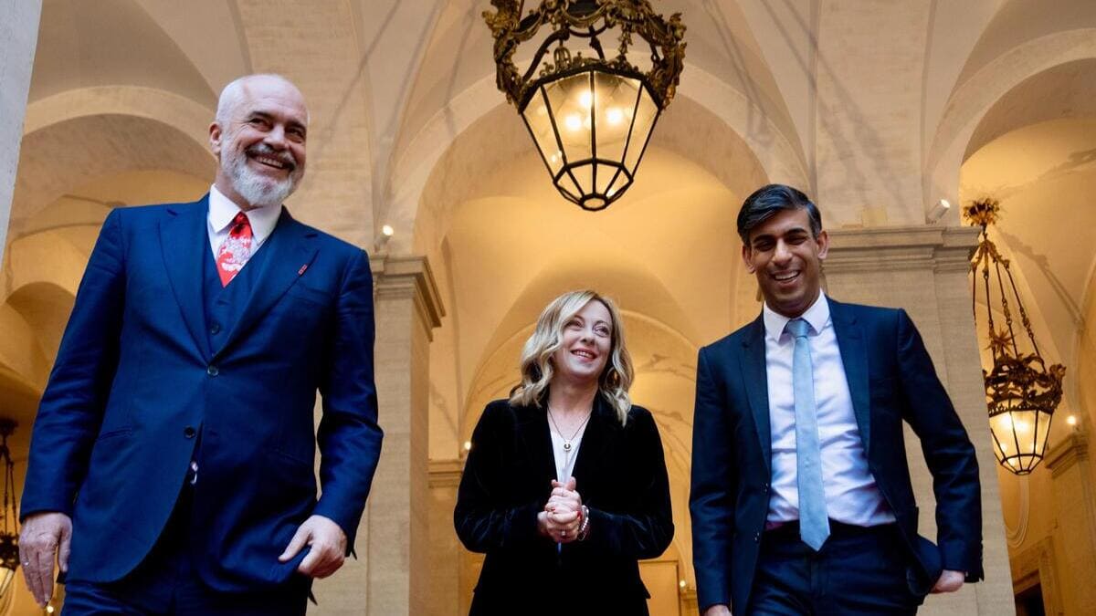 Giorgia Meloni insieme al primo ministro del Regno Unito, Rishi Sunak, e al primo ministro della Repubblica di Albania, Edi Rama