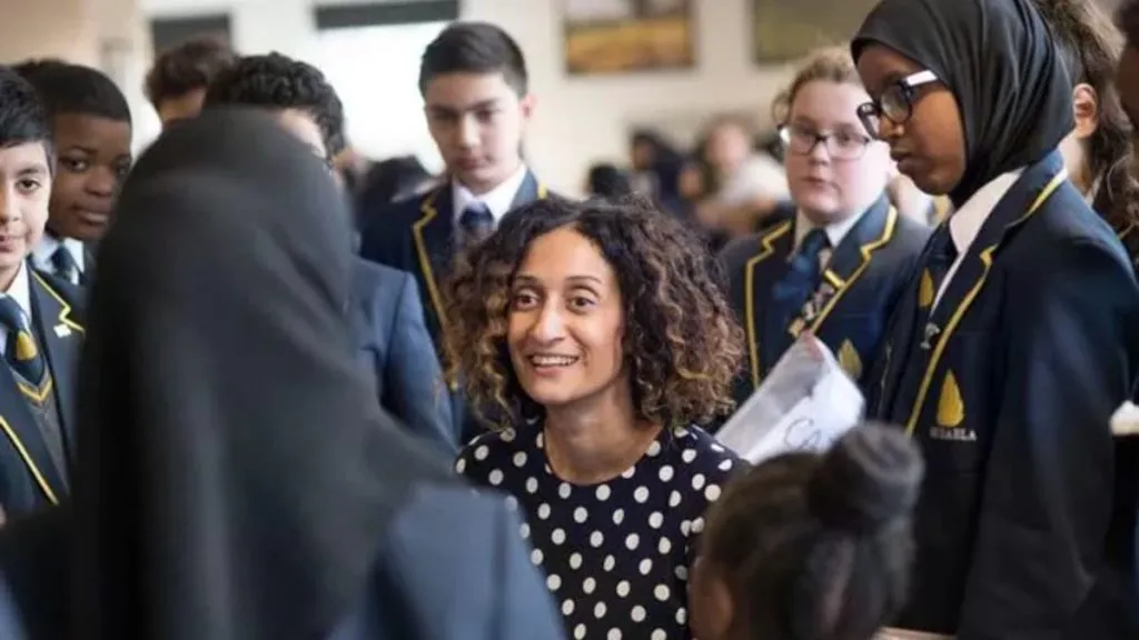 Katharine Birbalsingh, preside della Michaela School, insieme ai suoi studenti