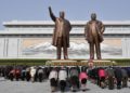 I nordcoreani si inchinano davanti alle statue di Kim Il-sung e Kim Jong-il a Pyongyang, in Nord Corea