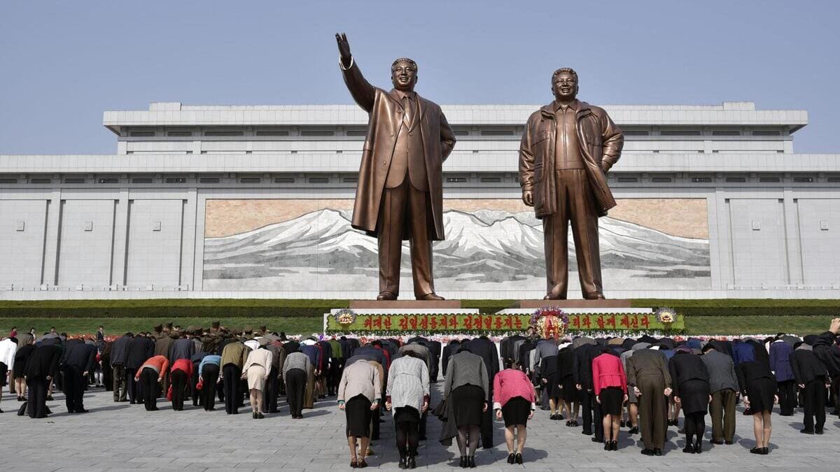 I nordcoreani si inchinano davanti alle statue di Kim Il-sung e Kim Jong-il a Pyongyang, in Nord Corea