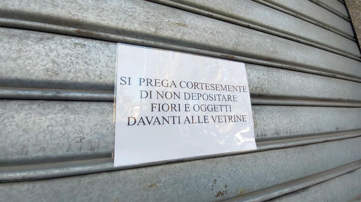 Una veduta esterna della pizzeria Le Vignole con il cartello che chiede di non mettere fiori, di proprietà di Giovanna Pedretti, trovata morta, Sant'Angelo Lodigiano, 15 gennaio 2024 (Ansa)f