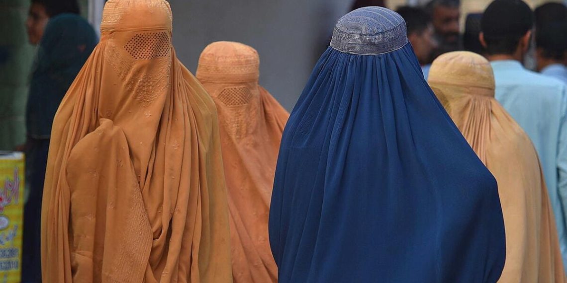 Donne costrette dai talebani a portare il burqa in Afghanistan