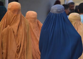 Donne costrette dai talebani a portare il burqa in Afghanistan