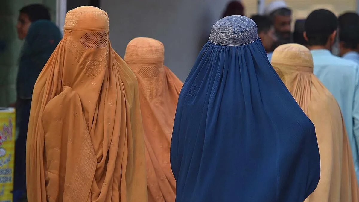 Donne costrette dai talebani a portare il burqa in Afghanistan