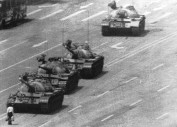 Carri armati fermati dal “tank man” in piazza Tienanmen, Pechino, 1989 (foto Ansa)