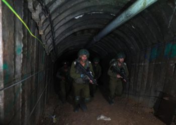 Soldati di Israele entrano in un tunnel di Hamas sotto Gaza