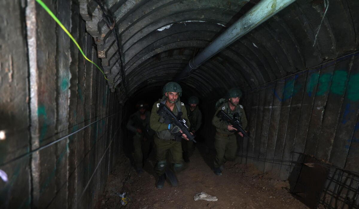 Soldati di Israele entrano in un tunnel di Hamas sotto Gaza