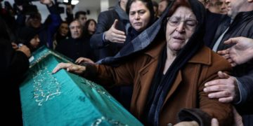 La madre di Tuncer Murat Cihan piange al funerale il figlio, ucciso domenica mattina in un attentato in chiesa a Istanbul