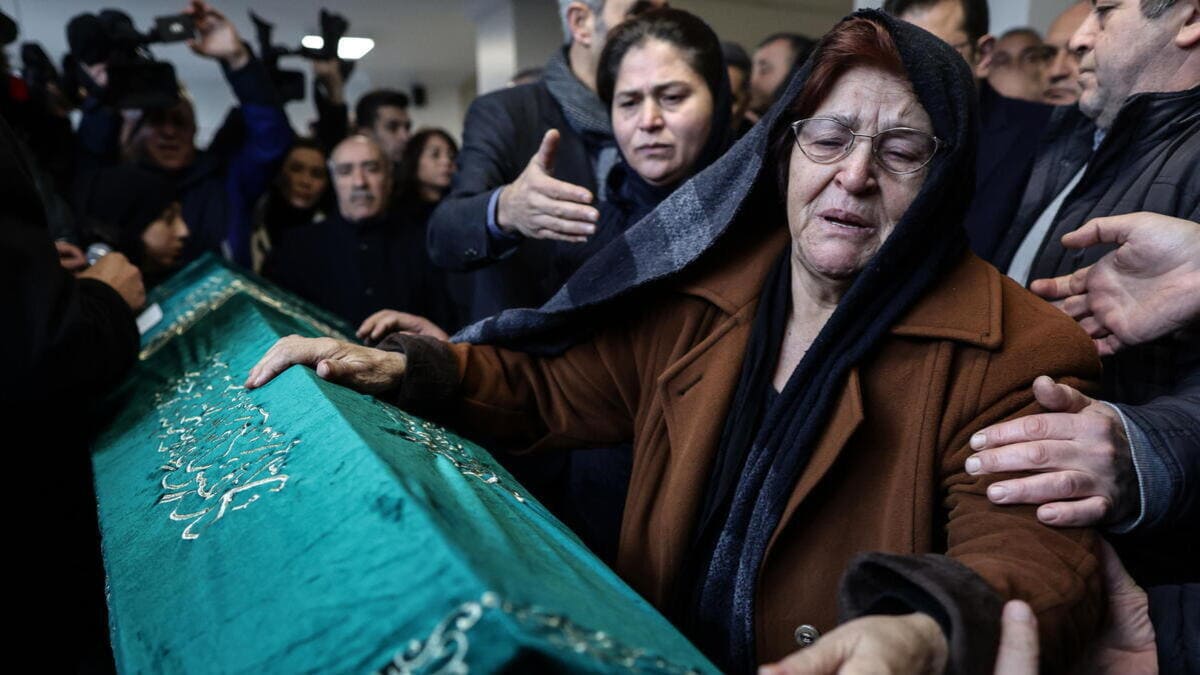 La madre di Tuncer Murat Cihan piange al funerale il figlio, ucciso domenica mattina in un attentato in chiesa a Istanbul
