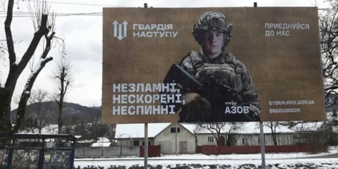 Un poster dell'esercito in Ucraina invita al reclutamento volontario