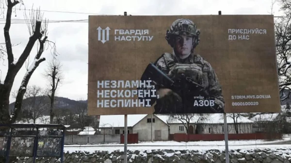 Un poster dell'esercito in Ucraina invita al reclutamento volontario