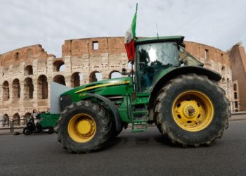 Un trattore del movimento "Riscatto Agricolo" a Roma, 9 febbraio 2024 (Ansa)