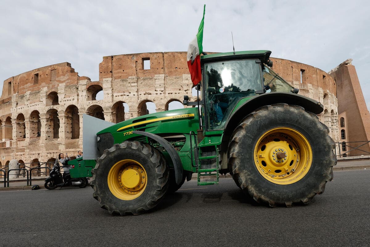 Un trattore del movimento "Riscatto Agricolo" a Roma, 9 febbraio 2024 (Ansa)