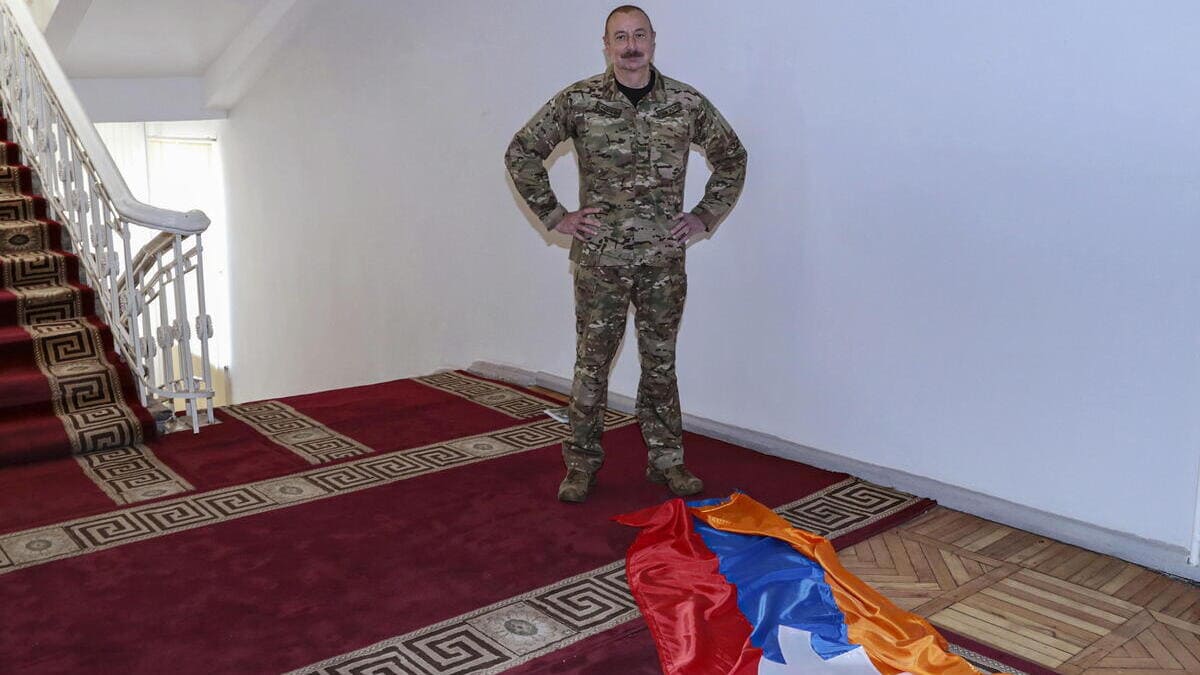 Aliyev calpesta la bandiera armena del Nagorno-Karabakh dopo l'invasione dell'Artsakh