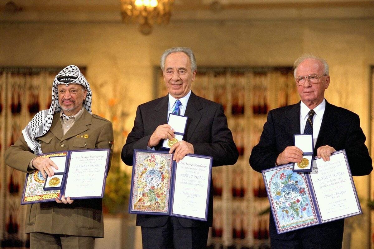 Yasser Arafat, Shimon Peres e Yitzhak Rabin mostrano il Premio Nobel per la Pace, 1994 (Ansa)